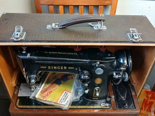 1950s Singer Sewing Machine - Main image