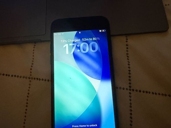 iPhone SE - Main image
