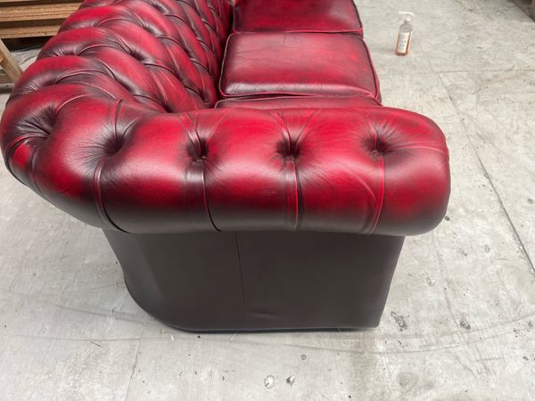 A fantastic blood red chesterfield 3+1+1 suite - Main image