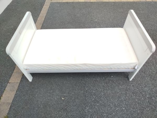 Kids bed and kids toys - Main image