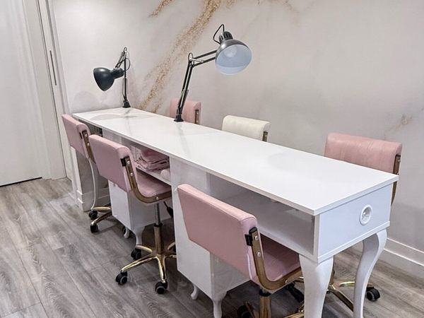 Triple nail table including x6 chair and 2 lamps - Main image