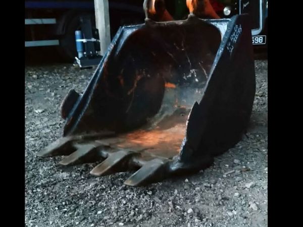 HITACHI 6 TON DIGGER BUCKET - Main image