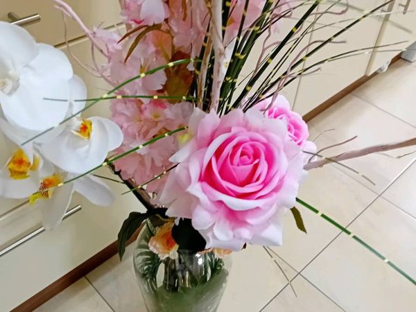 ARTIFICIAL FLOWERS IN LARGE GLASS VASE ALL NEW - Main image