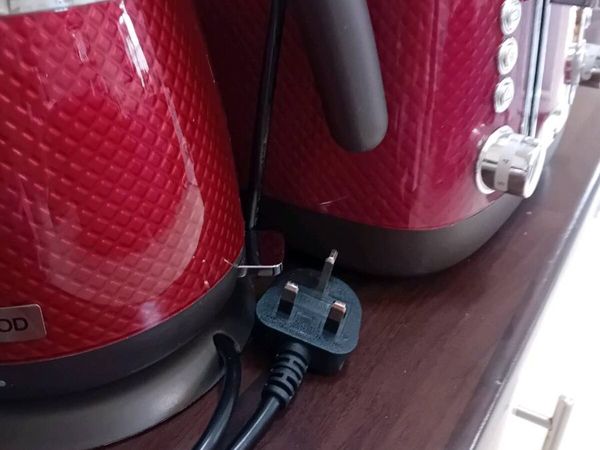 DOUBLE TOASTER AND KETTLE LIKE NEW - Main image