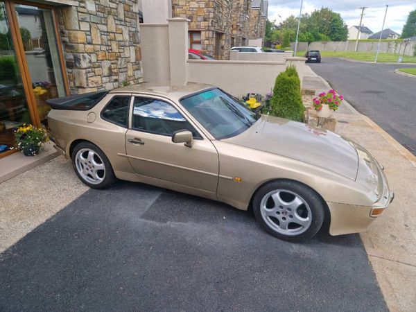 Porsche 944 - Main image