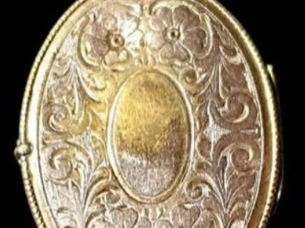 Large Antique Victorian 15ct Gold Engraved Locket - Main image