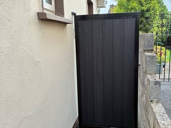 Side entrance gates - Main image