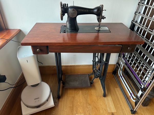Singer sewing machine - Main image