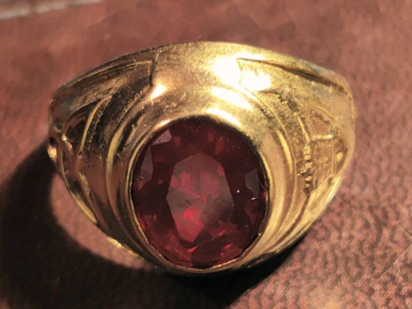 GARNET CELTIC COLLEGE, 9CT Gold 6.06g Bulky Ring ! - Main image