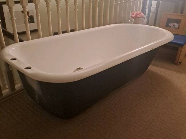 Cast iron roll top bath - Main image
