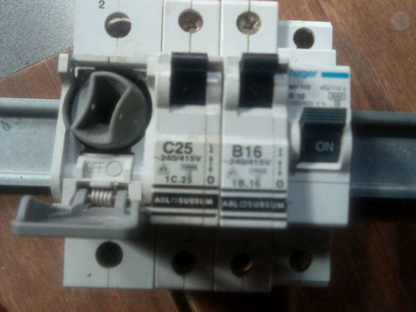 63. AMP. SWITCH. FUSE.  AND.  3. CIRCUIT.  BREAKER - Main image
