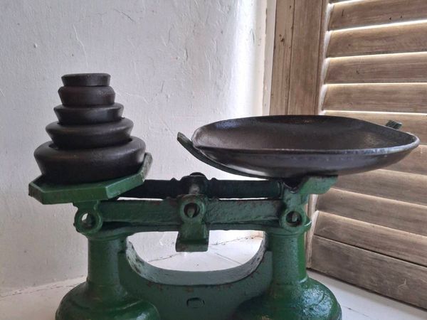 Vintage Cast-Iron Kitchen Balance Scale - Main image
