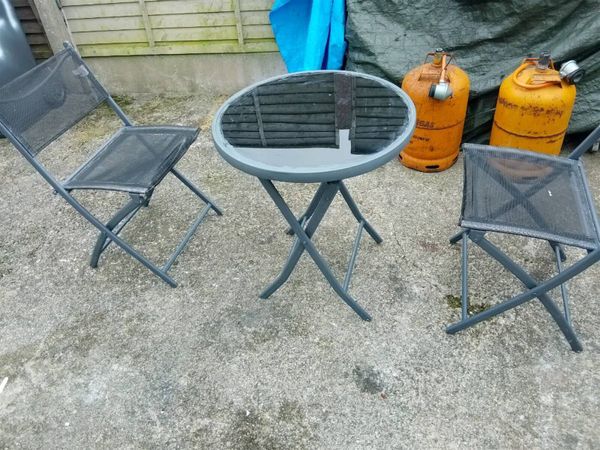 Table and chairs - Main image