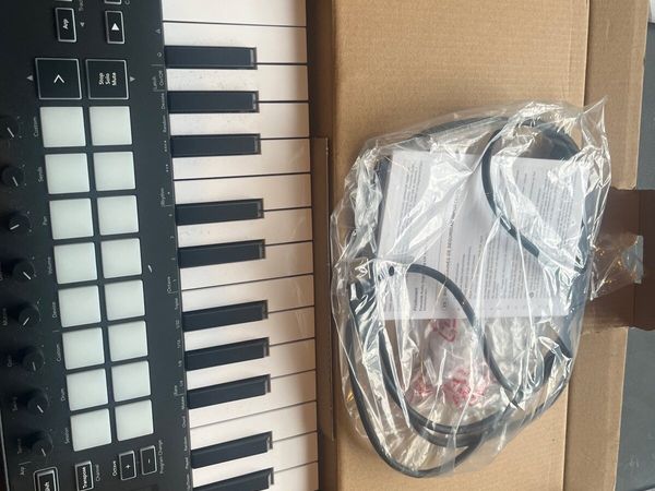 Novation LaunchkeyMini Like new with box and cable - Main image