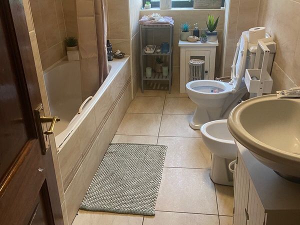 Bathroom Suite - Main image