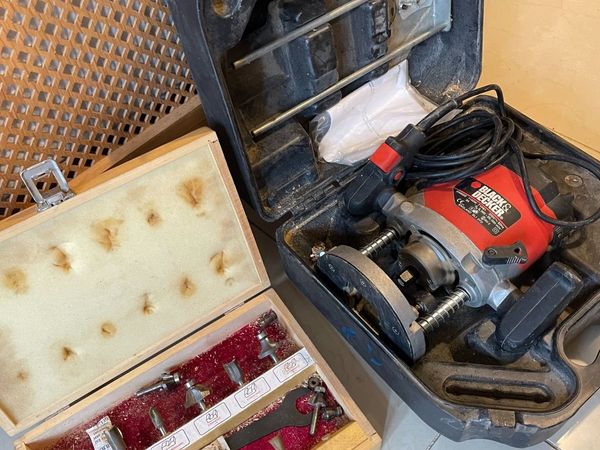 Black & Decker KW850E 1100W power router + BITS - Main image