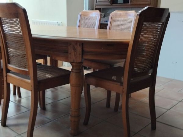 Table and chairs - Main image