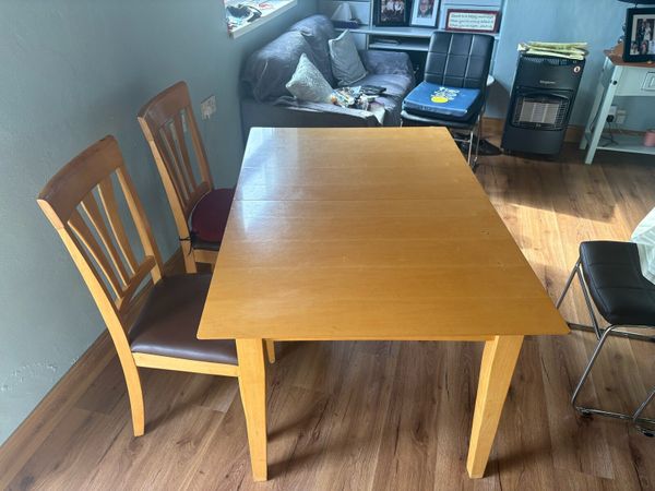 EXTENDABLE WOODEN DINING TABLE & 5 CHAIRS – - Main image