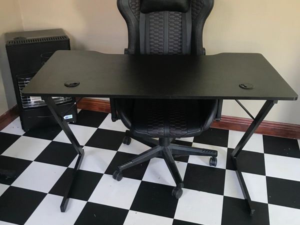 Gaming table and chair - Main image