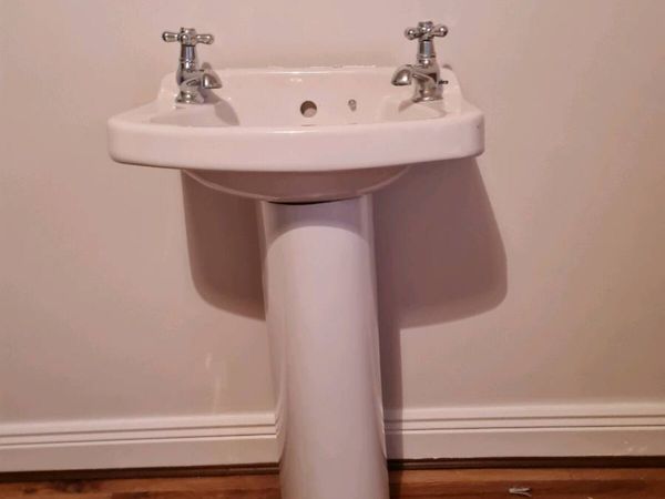 bathroom sink and pedestal - Main image