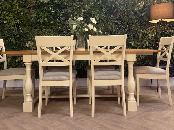 Table and chairs - Main image