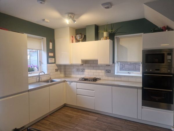 White Gloss Kitchen + App €1,000 Must Go 3rd Oct - Main image