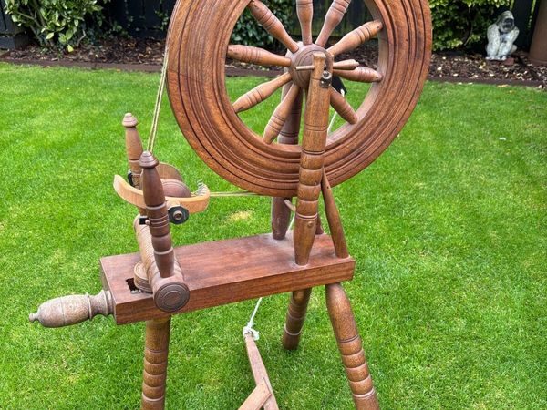 Antique traditional Irish spinning wheel - Main image