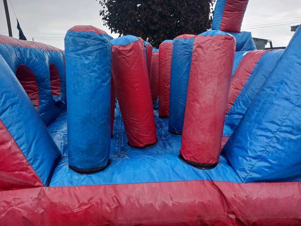 Bouncy obstacle course - Main image