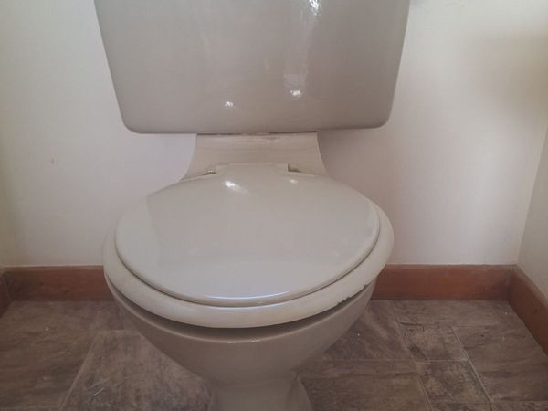 Toilet bowl & cistern, sink & pedestal - Main image