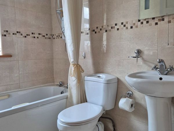 3 piece bathroom set - bath, toilet & sink - Main image