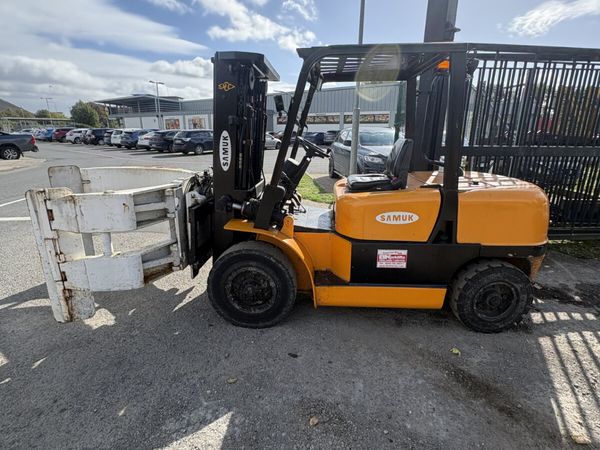 4 Ton Forklift with Paper Clamp - Main image