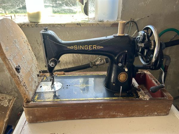 Vintage Singer Sewing Machine - Main image