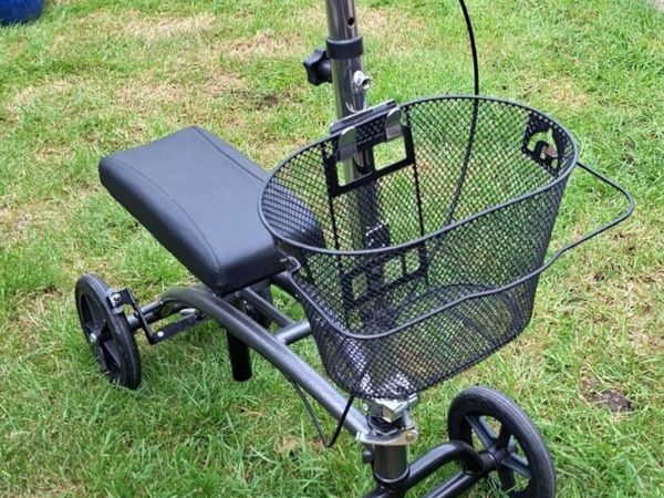 Mobility knee scooter and elevation pillow - Main image