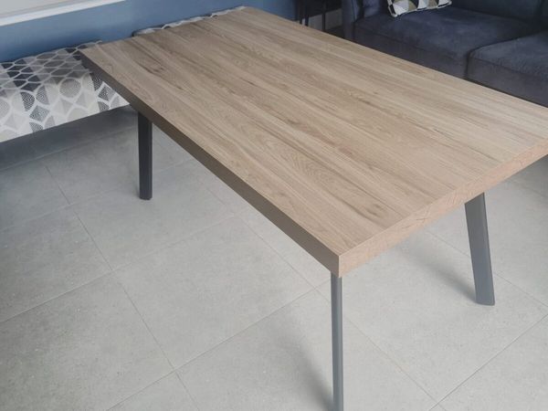 Dining table - Main image