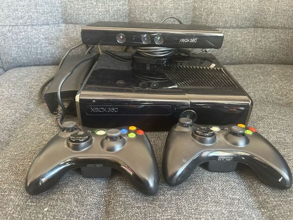 Xbox 360 S 250GB + 2 Controllers + Kinect + 12 Games - Main image