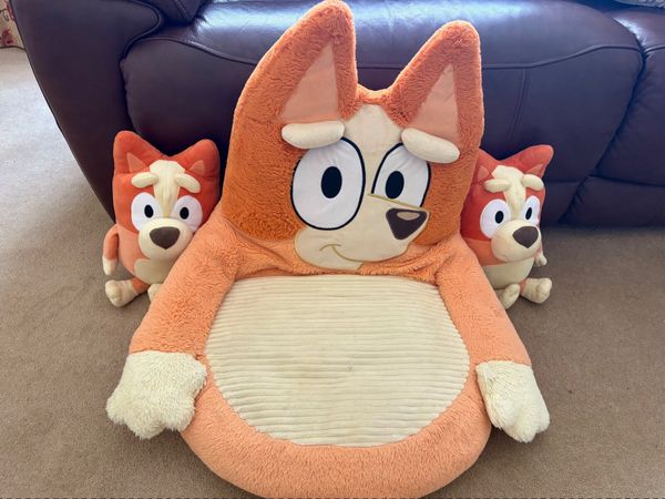 Bingo chair and teddies - Main image