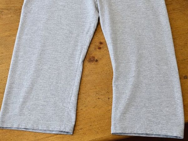 Pennys capri shorts, size 20. Inside leg 17"
80% C - Main image