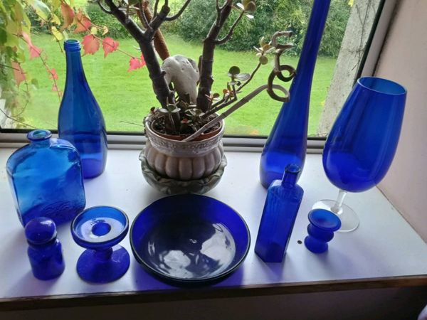 9 pieces of blue glass objects. No Charge.. - Main image