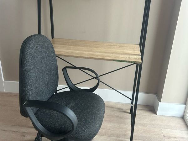 Desk and chair - Main image
