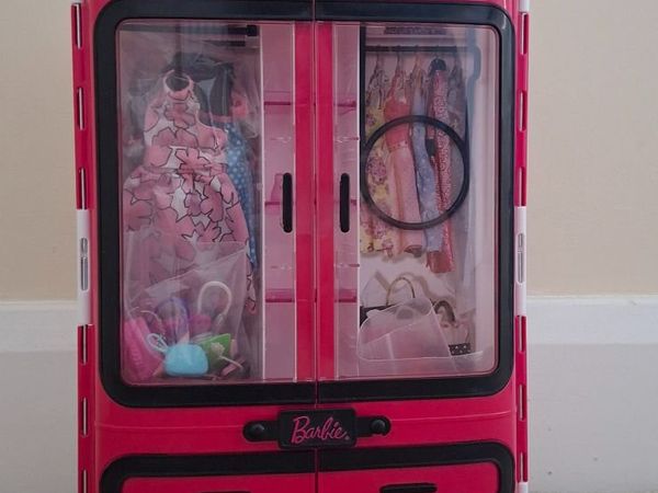 Barbie Wardrobe with accessories and Barbie Bakery - Main image