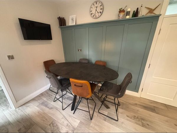 Dining table and 6 chairs - Main image