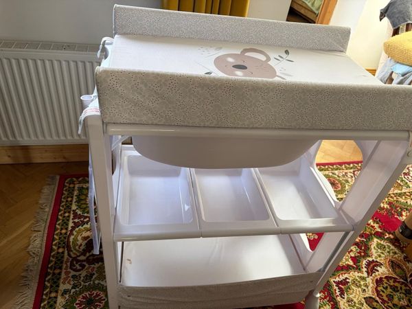 Babylo Bath & Baby Changing Table in excellent con - Main image