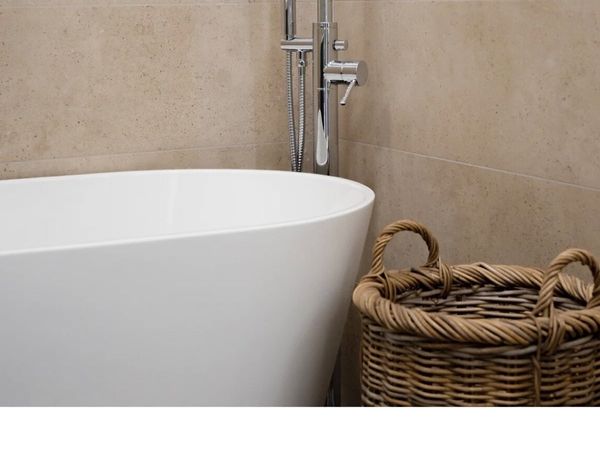 Elegant curved freestanding bath-shower mixer - Main image