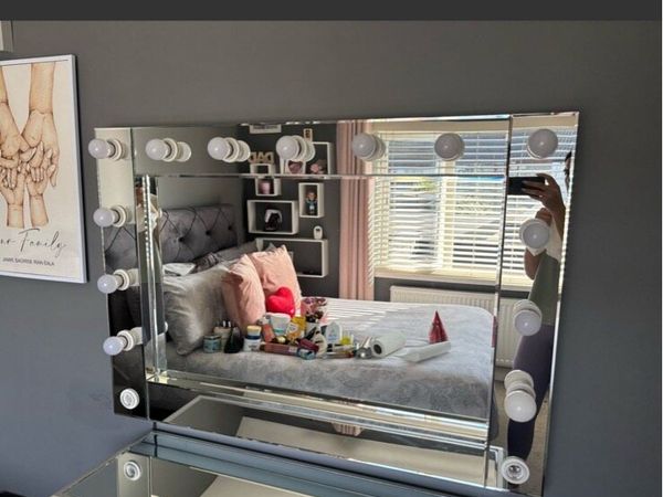 Hollywood Mirror - Main image