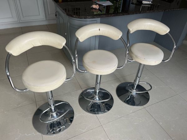 Table chairs and stools free to take away - Main image