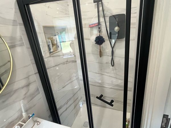 shower door - Main image