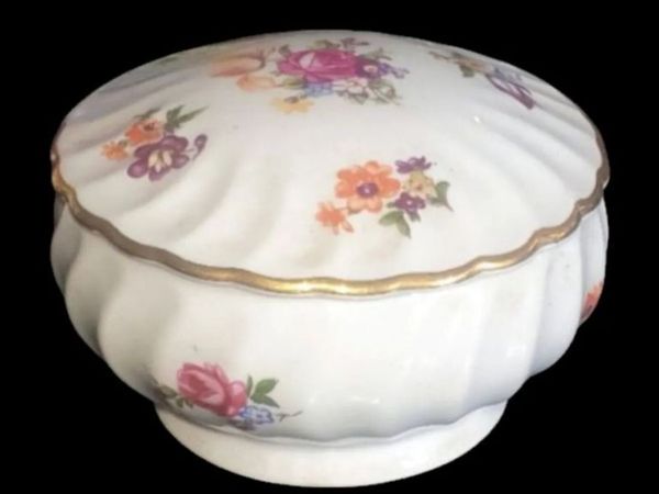 Pristine Vintage Porcelain Floral Trinket Box - Main image