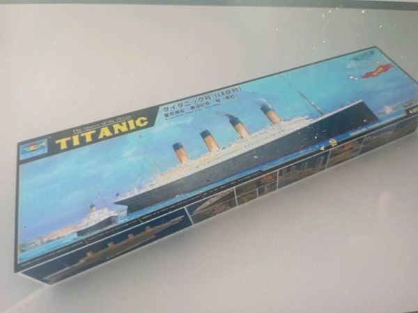 1/200 TRUMPETER RMS OCEAN LINER WITH LED LIGHTS - Main image