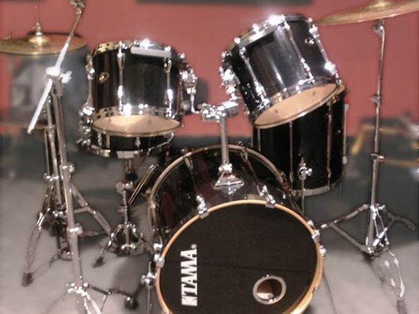 Tama 5-piece black Drum Kit with Zildjian cymbals and drum cases. - Main image
