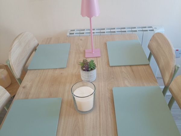 Table and chairs - Main image